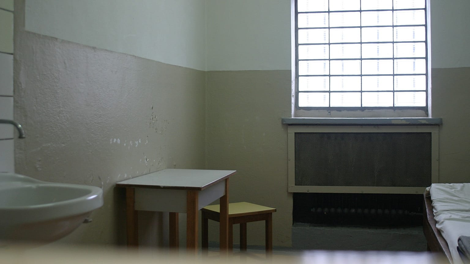 İngiltere: Pedofili suçundan 22 kere müebbet cezası alan mahkum hücresinde ölü bulundu
