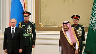 شاهد: مراسم استقبال الرئيس الروسي من قبل العاهل السعودي في الرياض