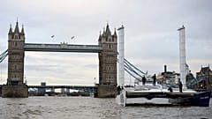 Energy Observer, naviguant sur la Tamise à Londres, le 3 octobre 2019 