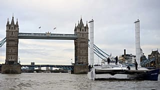 Energy Observer, naviguant sur la Tamise à Londres, le 3 octobre 2019