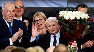 Kaczynski vence legislativas mas perde maioria no Senado