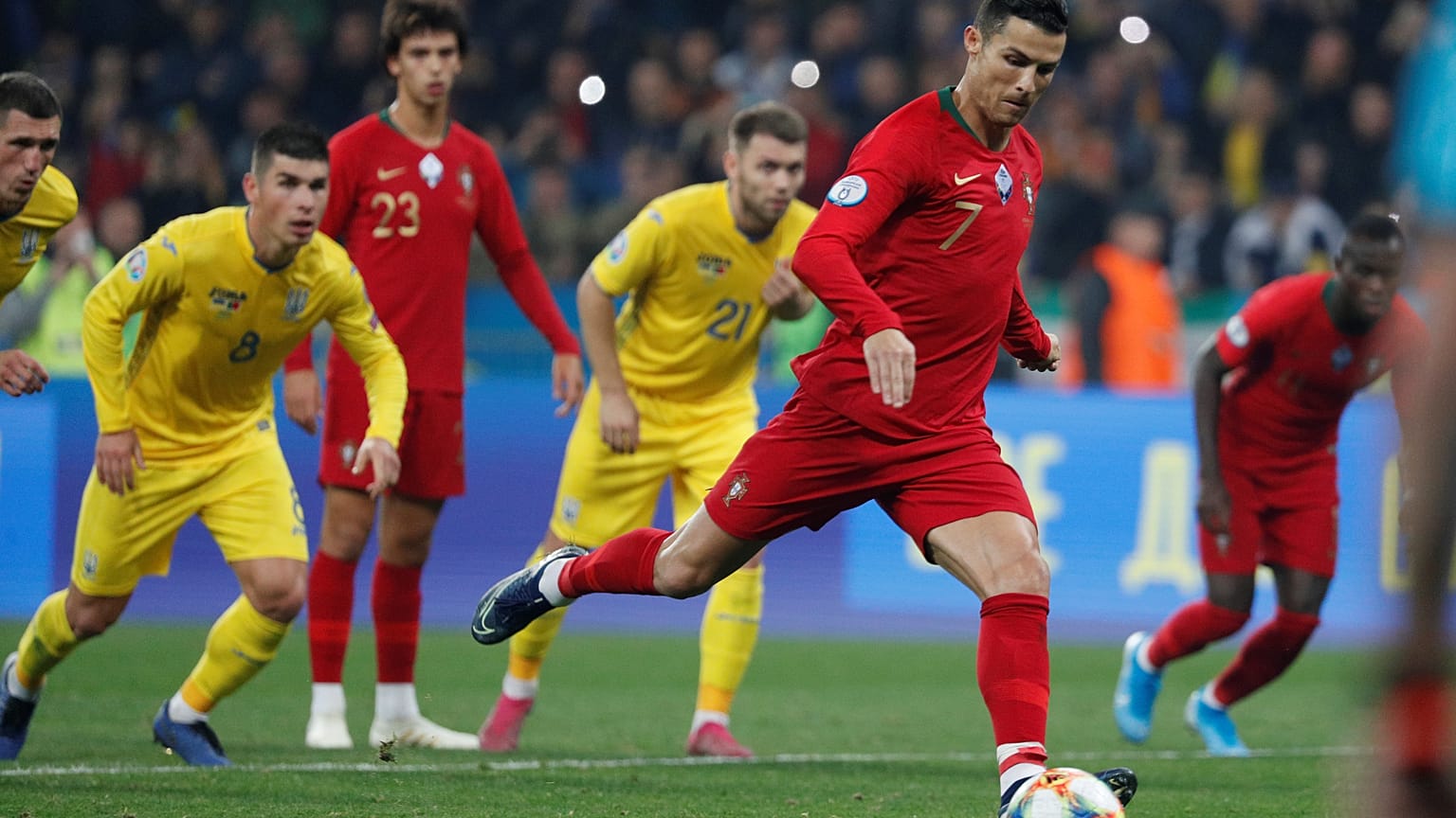 Cristiano Ronaldo sta per trasformare il rigore che vale il suo gol numero 700. 