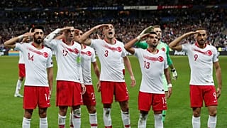 تکرار سلام نظامی جنجال‌برانگیز تیم ملی فوتبال ترکیه پس از تساوی در برابر فرانسه 