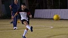 Παίκτες της  Εθνικής ομάδα ποδοσφαίρου τυφλών, κατά τη διάρκεια της προπόνησης με την ειδική μπάλα που χρησιμοποιούν στις προπονήσεις και στους αγώνες τους