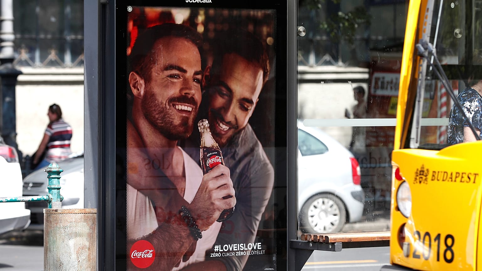 Félmilliós bírságot szabtak ki a Coca-Colára az augusztusi poszterkampány miatt