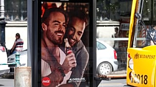 Félmilliós bírságot szabtak ki a Coca-Colára az augusztusi poszterkampány miatt