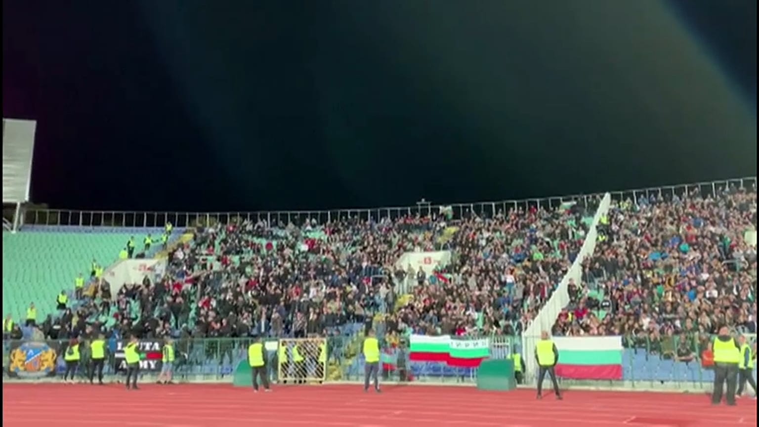 Ναζιστικοί χαιρετισμοί και κραυγές πιθήκων