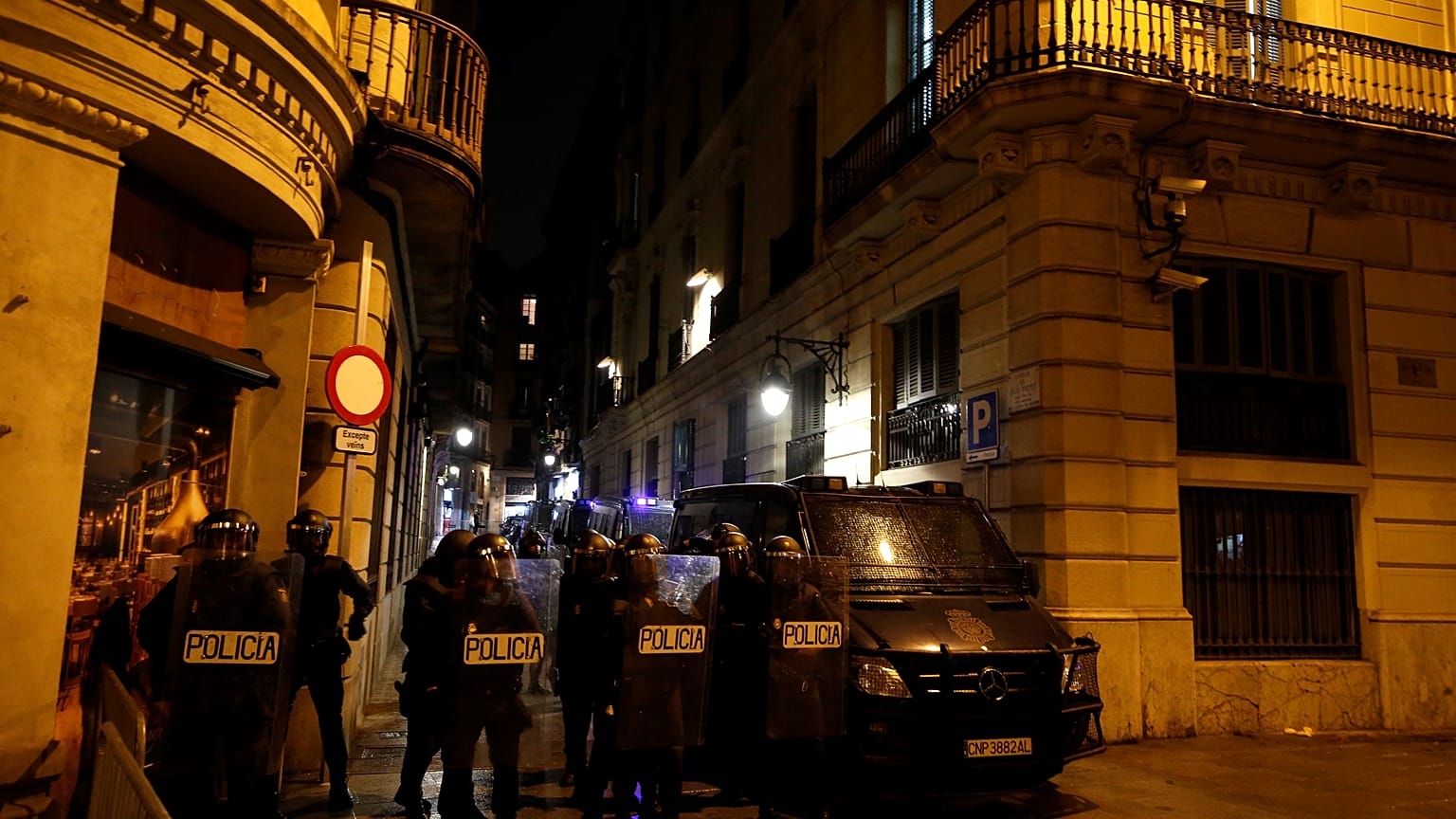 Spanish police clash with Catalan separatists as they try to disperse protest 