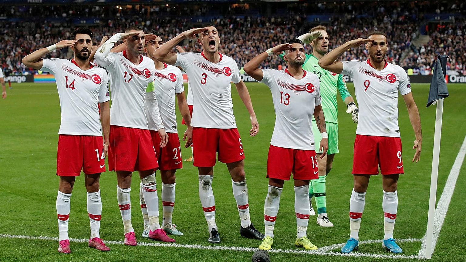 Les joueurs turcs célébrant leur égalisation (1-1) face à la France, une séquence diffusée par la télévision