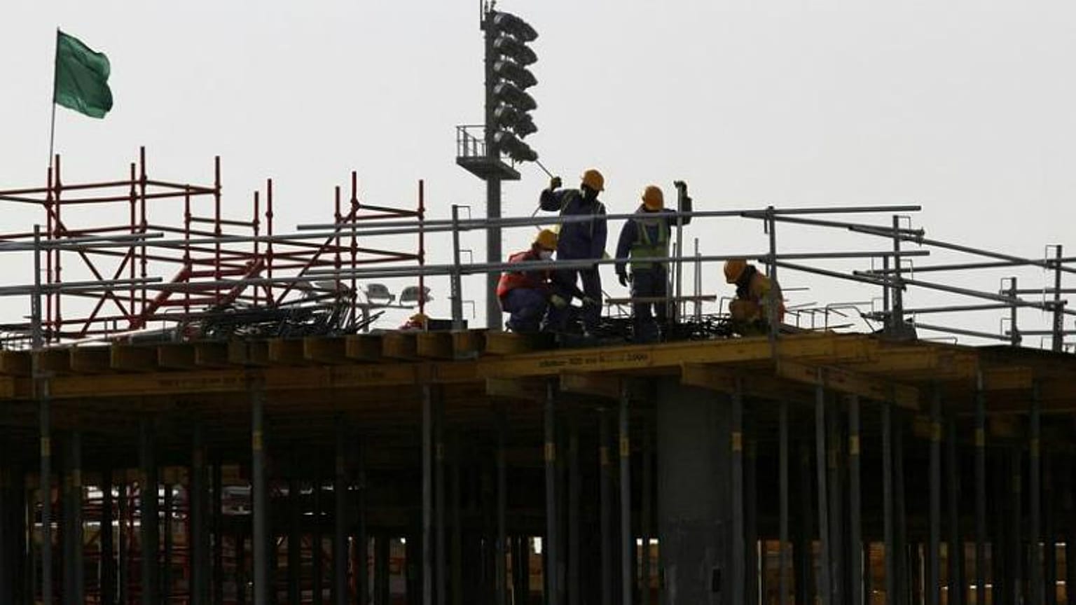 تقريرٌ أممي يحذّر من إمكانية إصابة العمّال في قطر بـ"الإجهاد الحراري"