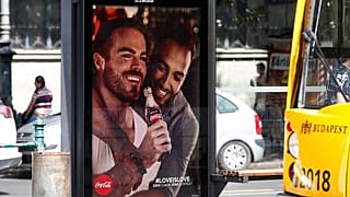 Gefährlich für Kinder? Coca Cola muss für LGBT-Werbung in Ungarn Strafe zahlen