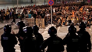 ¿Se pueden comparar las protestas en el aeropuerto de Barcelona con las de Hong Kong?