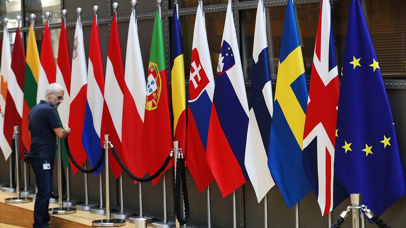 Albânia e Macedónia do Norte voltam a ficar à porta da UE