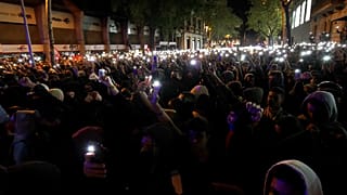 متظاهرون مؤيدون لاستقلال كتالونيا يشعلون أضواء الهواتف في وجه الشرطة الإسبانية في برشلونة. 2019/10/15