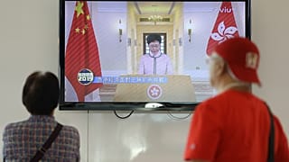 Ellenzéki képviselők fojtották bele a szót a hongkongi kormányzóba