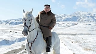 Fehér lovon, a hóban bizonyította rátermettségét Kim Dzsongun