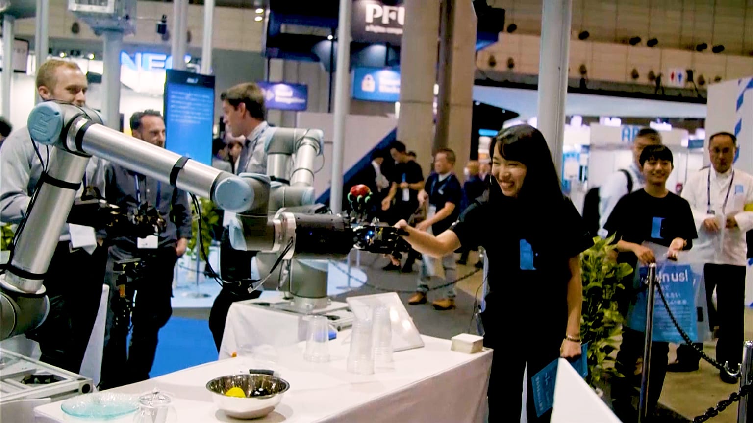 Himmelsmotorräder und Avatar-Roboter: Zukunftsmesse CEATEC in Tokio