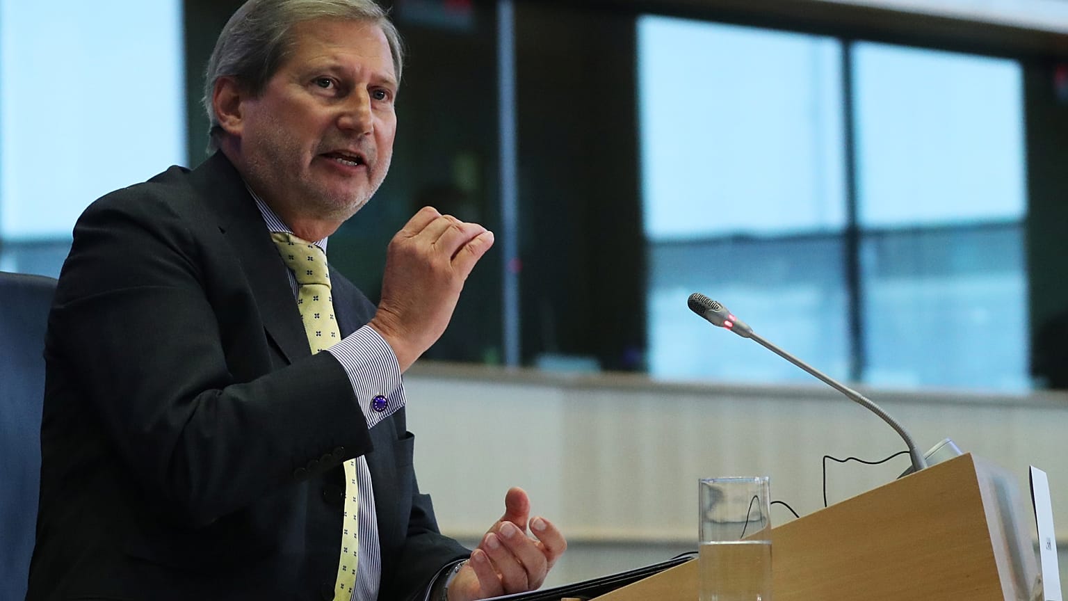 Le Commissaire européen à l'Elargissement Johannes Hahn