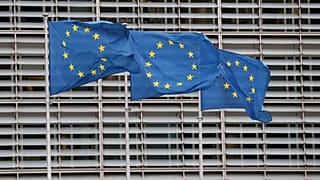 Europaflaggen vor der EU-Kommission in Brüssel