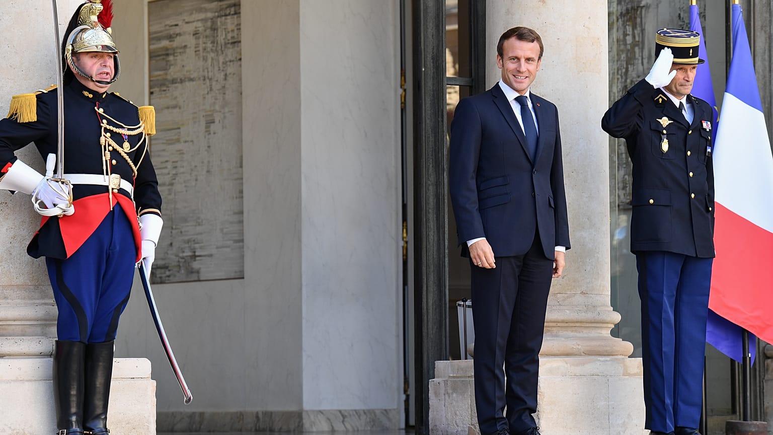 Fransa'da başörtüsü tartışmalarına Cumhurbaşkanı Macron da katıldı; iç savaş uyarısı yaptı