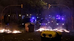 Barcellona: barricate e incendi, scontri tra manifestanti e polizia