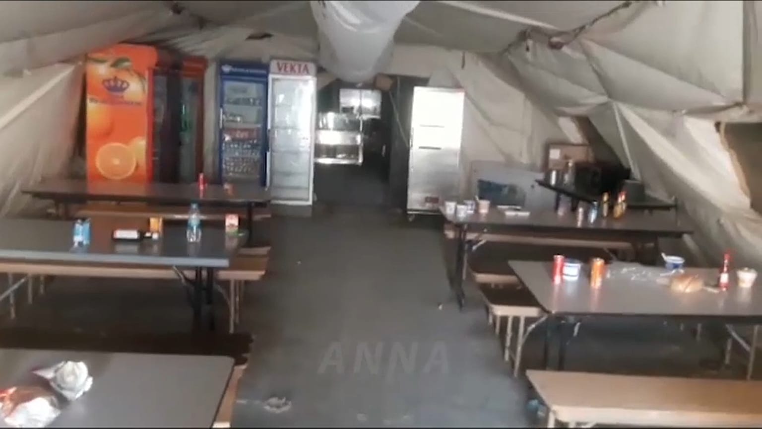 صورة من داخل مطعم القاعدة الأمريكية