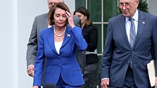 Betegnek és kezelésre szorulónak nevezte egymást Trump és a demokraták elnöke, Nancy Pelosi