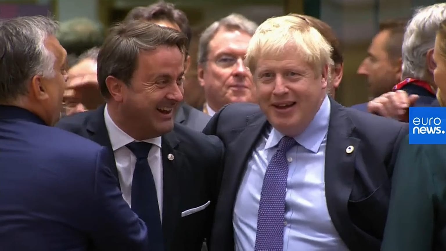 Johnsons Ehrenrunde: Britischer Premier schüttelt erleichtert Hände in Brüssel