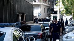 Αστυνομικοί συλλαμβάνουν άτομα που εισήλθαν στον αύλειο χώρο του Τουρκικού Προξενείου στη Θεσσαλονίκη