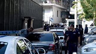 Αστυνομικοί συλλαμβάνουν άτομα που εισήλθαν στον αύλειο χώρο του Τουρκικού Προξενείου στη Θεσσαλονίκη