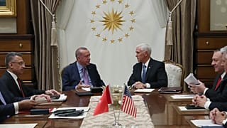 Türkiye Cumhurbaşkanı Recep Tayyip Erdoğan, ABD Başkan Yardımcısı Mike Pence'i kabul etti. Kabulün ardından heyetler arası görüşmeye geçildi. ( Murat Kula - Anadolu Ajansı )