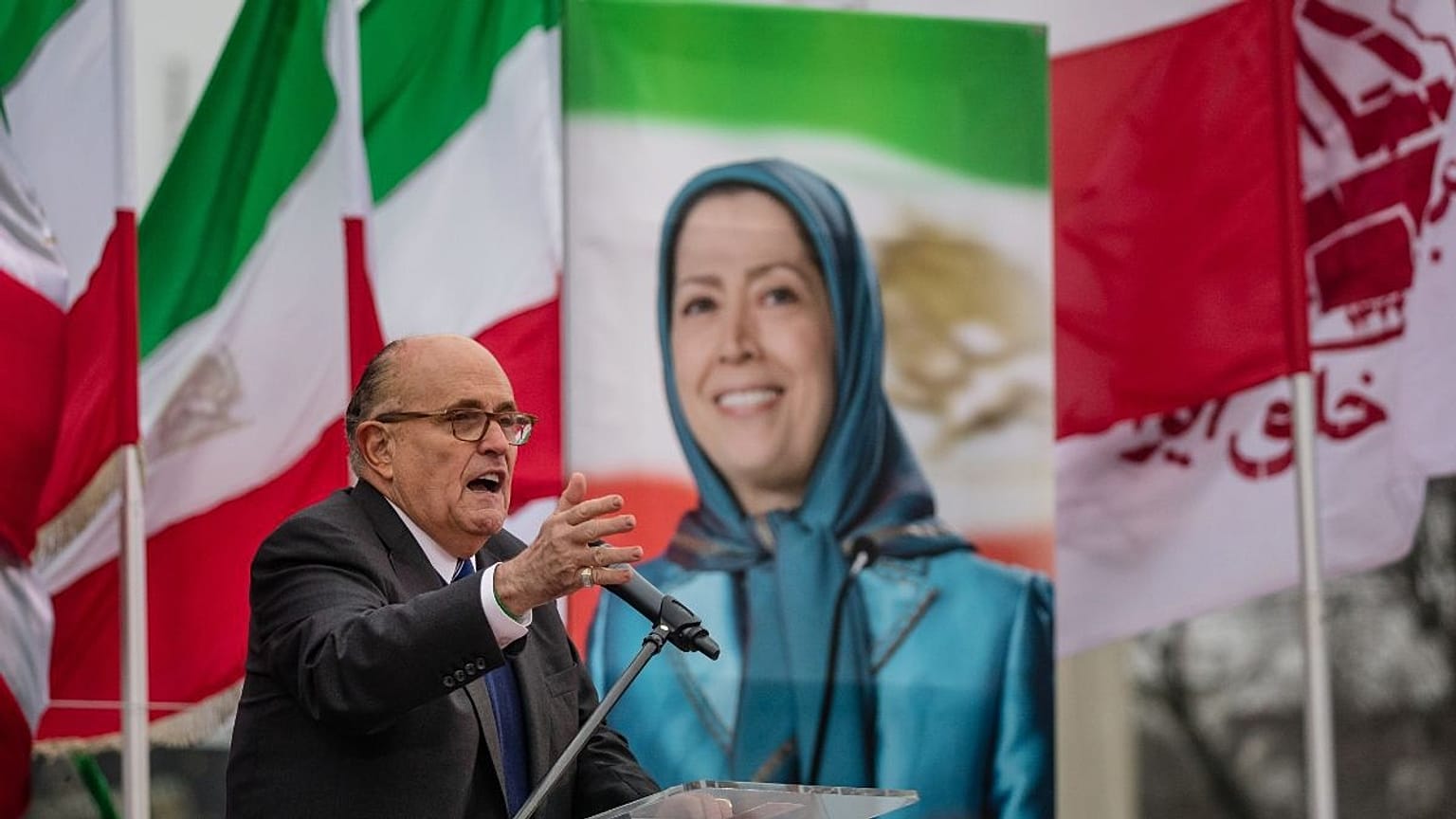 رودی جولیانی در حال سخنرانی در گردهم‌آیی مجاهدین خلق