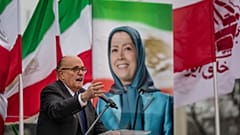 رودی جولیانی در حال سخنرانی در گردهم‌آیی مجاهدین خلق