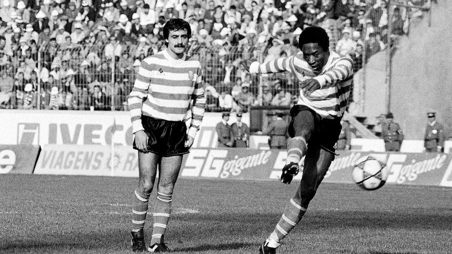 António Oliveira formou com Rui Jordão (à direita) uma das grandes linhas de ataque no Sporting
