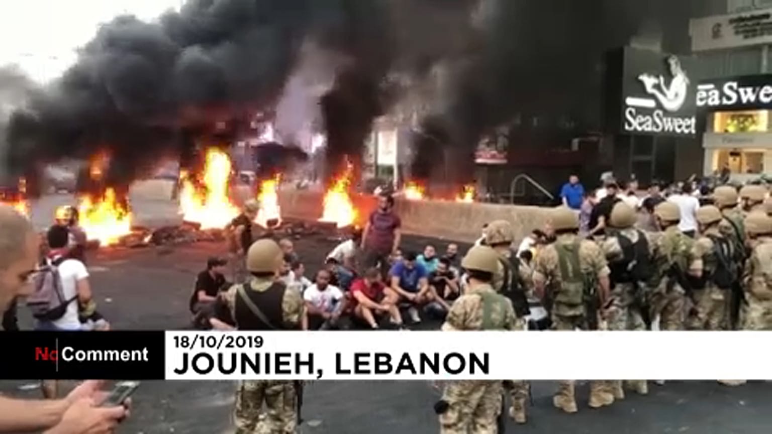 Les Libanais bloquent les rues pour protester contre leur gouvernement