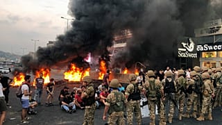 Lübnan halkı Whatsapp konuşmalarından vergi alacağını duyuran hükümeti protesto etti