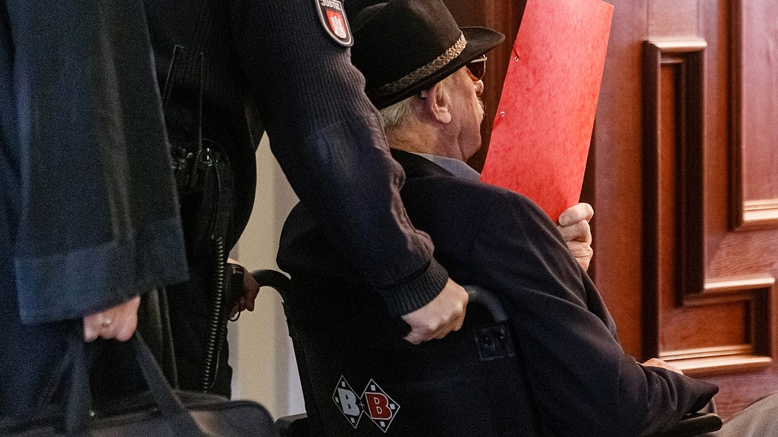 A képen a vádlott a tárgyalás alatt