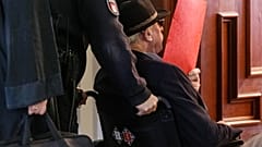 A képen a vádlott a tárgyalás alatt