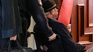 A képen a vádlott a tárgyalás alatt