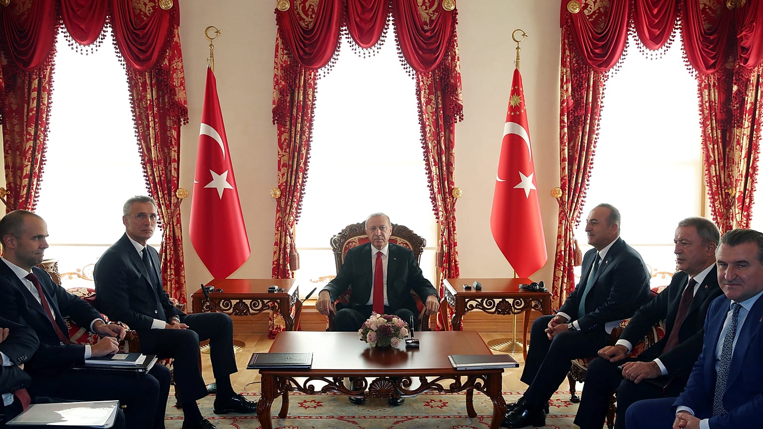 Erdogan török elnök és Jens Stoltenberg NATO-főtitkár tárgyal egymással október 11-én Isztambulban