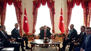 Erdogan török elnök és Jens Stoltenberg NATO-főtitkár tárgyal egymással október 11-én Isztambulban