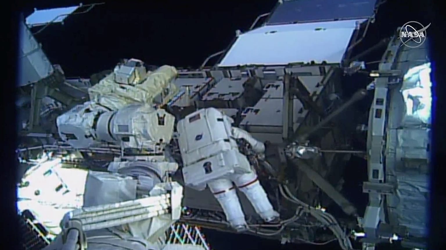 Dos mujeres rompen tabúes con una caminata espacial 