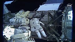 Dos mujeres rompen tabúes con una caminata espacial 