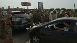 شاهد: محتجون يقطعون الطرقات في مختلف أنحاء لبنان