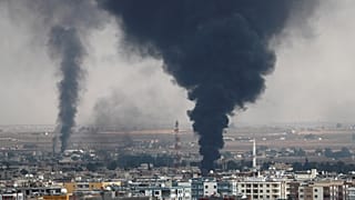  Füst száll fel az északkelet-szíriai Rász el-Ajn városából október 16-án
