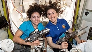 Впервые в истории две женщины одновременно вышли в открытый космос