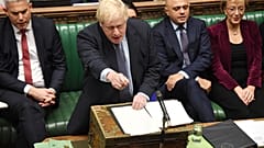 El primer ministro británico, Boris Johnson, durante el pleno este sábado