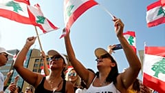 متظاهرتان لبنانيتان ترفعان العلم اللبناني في احتجاجت اليوم الثالث من الحراك الشعبي. 19/10/2019