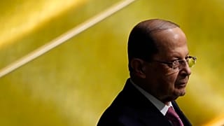 الشارع اللبناني لا يزال مشتعلاً.. وعون يغرّد: سأجد حلاً للأزمة
