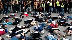 اعتراض نمادین در پاریس؛ زنانی که قربانی خشونت خانگی می‌شوند